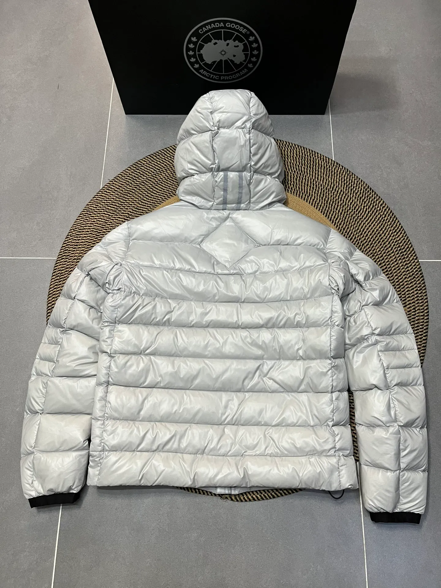 P940 Top 🔥purchase version 𝘾𝘼𝙉𝘼𝘿𝘼 𝙂𝙊𝙊𝙎𝙀/Canada Goose 2227 thin and light style. It’s super lightweight and doesn’t feel any weight on your upper body at all! Show more temperament‼  Canada Goose, a Canadian brand, has always been recognized as the warmest down jacket. Various Instagram celebrities, Internet celebrities, and celebrities often wear it for street photos. I make Canada Goose every year, but I still can’t get rid of my love for the goose. No matter how cold the winter is, there is no need to be afraid. Canada Goose is the legendary warmest down jacket and is known as a must-have for Arctic outdoor sports! The most popular down jacket in the world, celebrities are rushing to buy it, it is a must-have! Size: S-2XL Color: silver gray (red label) silver gray (black label), black (red label), black (black label), dark blue